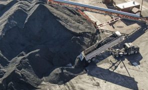 UE adota quinto pacote de sanções que inclui embargo a carvão russo