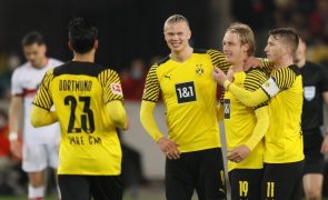 Borussia Dortmund volta às vitórias em Estugarda e aproxima-se do líder Bayern