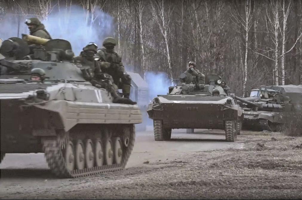 Caravana militar russa segue em direção a Donbass