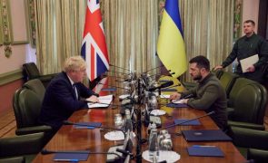 Ucrânia: Boris Johnson celebra 'povo de ferro' após visita-surpresa a Kiev
