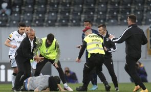 Treinador do Vitória de Guimarães condena invasão no jogo contra o FC Porto