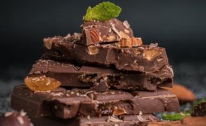 Comer chocolate faz aumentar aparecimento de acne?