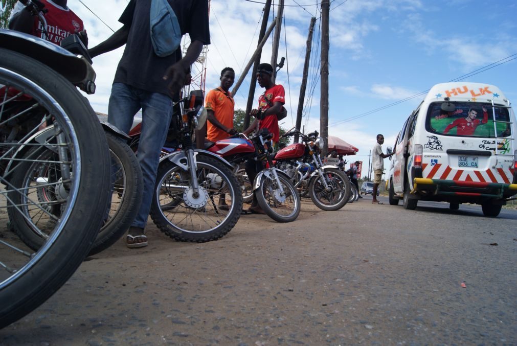 Polícia moçambicana põe inspetores nas estradas para combater corrupção nos agentes de trânsito