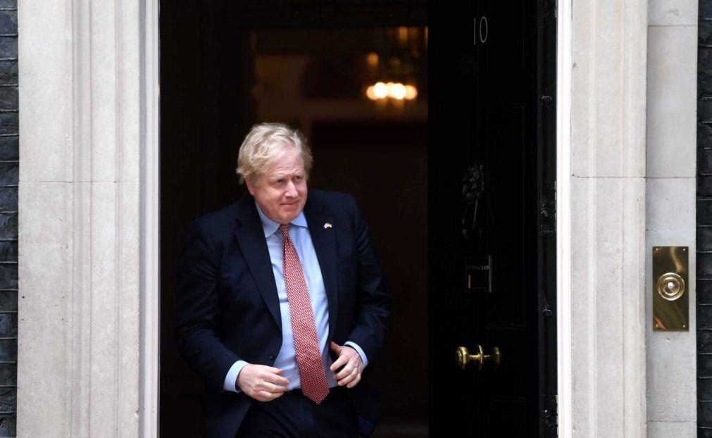 Covid-19: Boris Johnson multado por festas em Downing Street