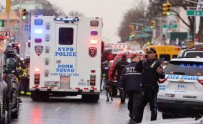 Pelo menos 13 feridos a tiro no metro de Nova Iorque