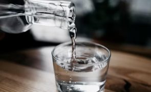 Cinco sinais de que não está a beber água suficiente