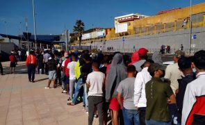 Dezenas de pessoas pedem em Ceuta a abertura da fronteira com Marrocos