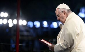 Milhares de fiéis acolhem Papa na Via Sacra após dois anos de pandemia