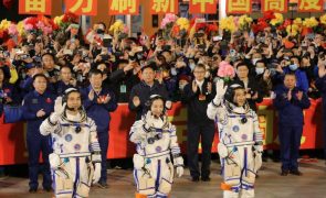 Três astronautas chineses regressam à Terra depois de 183 dias no espaço
