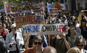 França/Eleições: Milhares de pessoas saem à rua contra extrema-direita