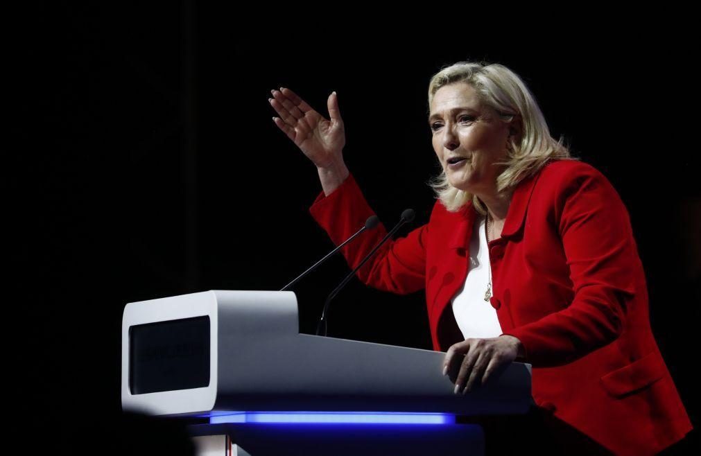 Marine Le Pen acusada de desviar 600 mil euros