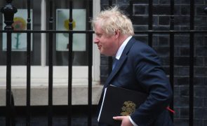 PM britânico pede desculpa, mas recusa demitir-se face às 