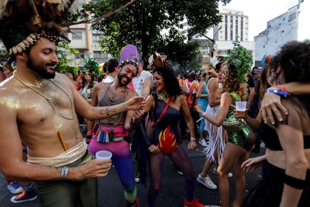 Brasil com Carnaval fora de época com desfiles mas blocos de rua proibidos