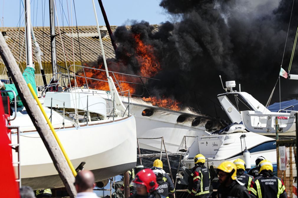 Incêndio que consumiu embarcações no porto de Olhão em rescaldo