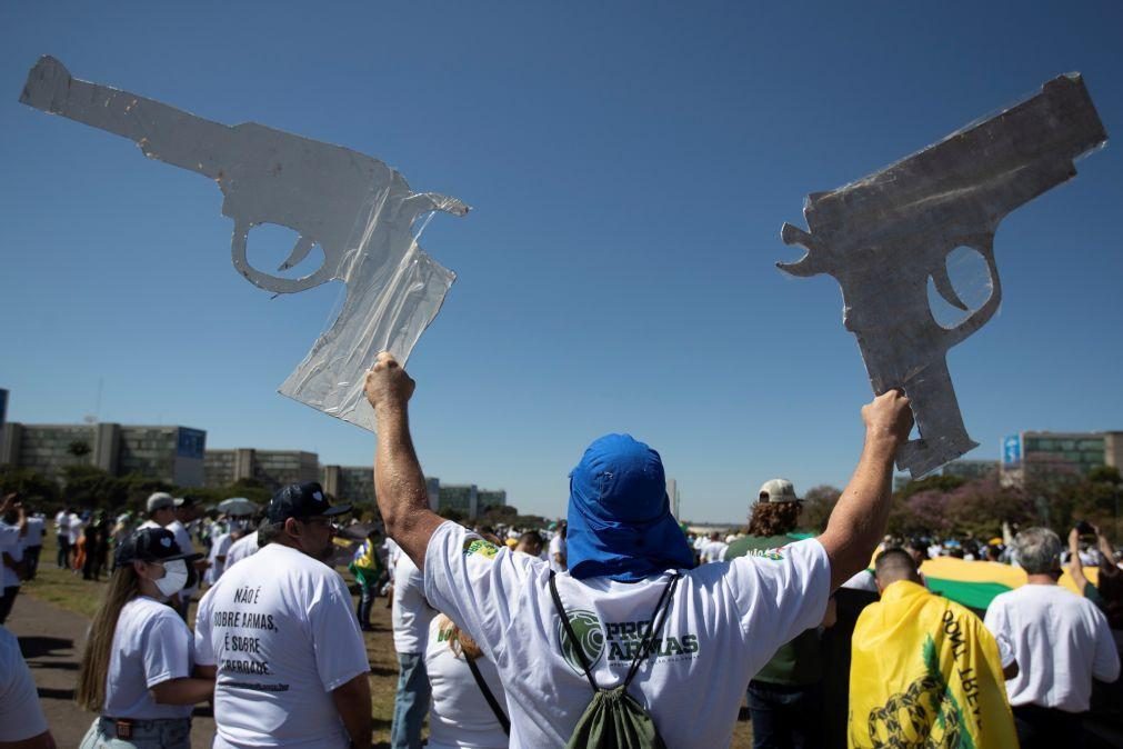 Jair Bolsonaro defende armar