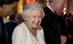 Rainha Isabel II faz hoje 96 anos. A história de vida da monarca mais antiga do Reino Unido