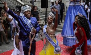 Brasileiros ignoram autoridades e festejam Carnaval fora de época nas ruas