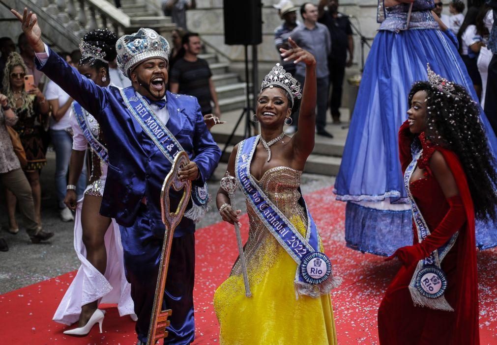 Brasileiros ignoram autoridades e festejam Carnaval fora de época nas ruas