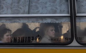 Ucrânia: Três autocarros com civis de Mariupol chegam a Zaporijia