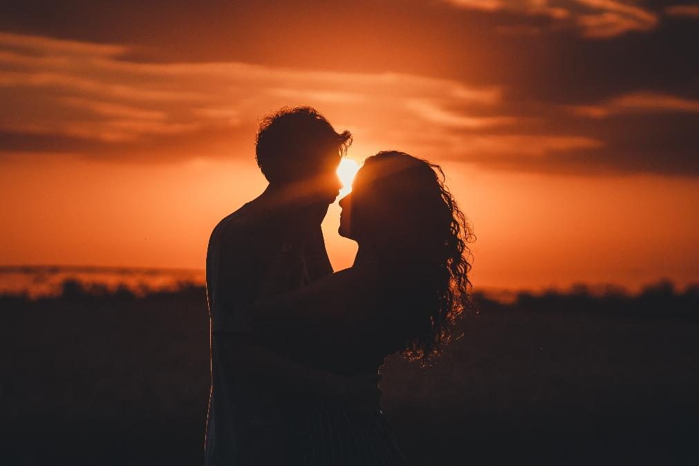 Mulheres são mais felizes quando namoram com feios