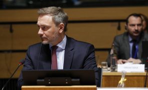 Ucrânia: Líder liberal alemão e ministro defende fornecimento de armas pesadas
