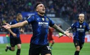 Inter Milão vence Roma, de José Mourinho, e ascende à liderança