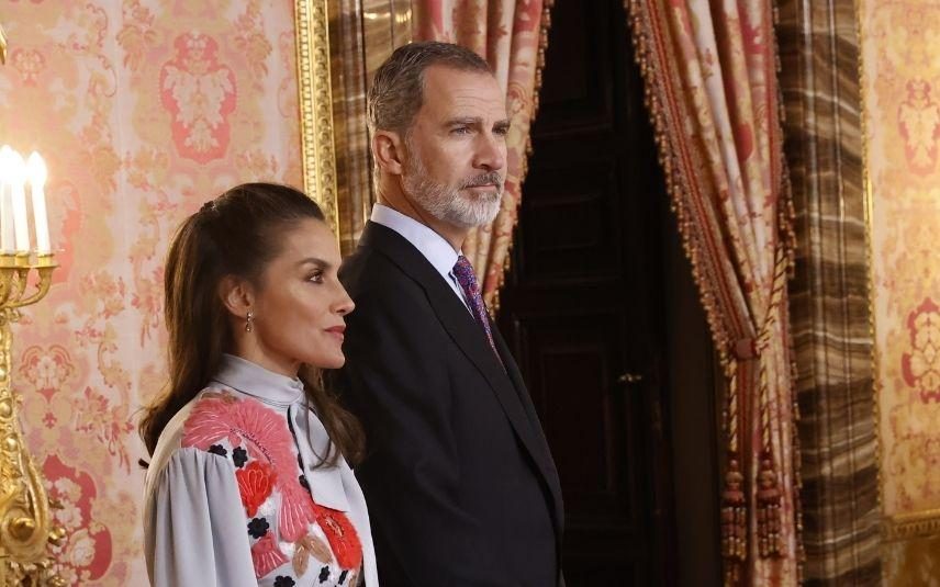 Rainha Letizia - Sofre percalço no look e surge com batom nos dentes (Foto)