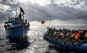 Meia centena de migrantes à deriva ao largo de Lampedusa aguardam socorro
