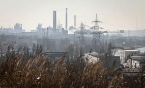 Ucrânia: Kiev propõe à Rússia conversações junto ao complexo metalúrgico Azovstal em Mariupol