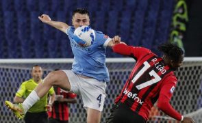 AC Milan vence Lazio nos descontos e segura liderança em Itália