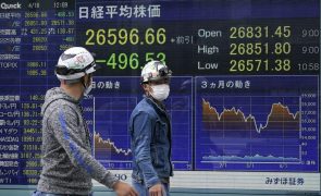 Bolsa de Tóquio abre a perder 2,01%