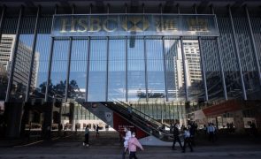 Lucros do HSBC, maior banco da Europa, caem quase um terço