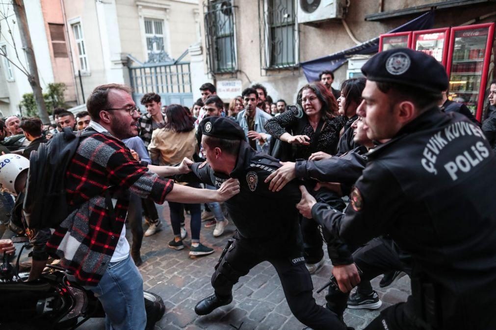 Protestos em várias cidades na Turquia após condenação de Osman Kavala