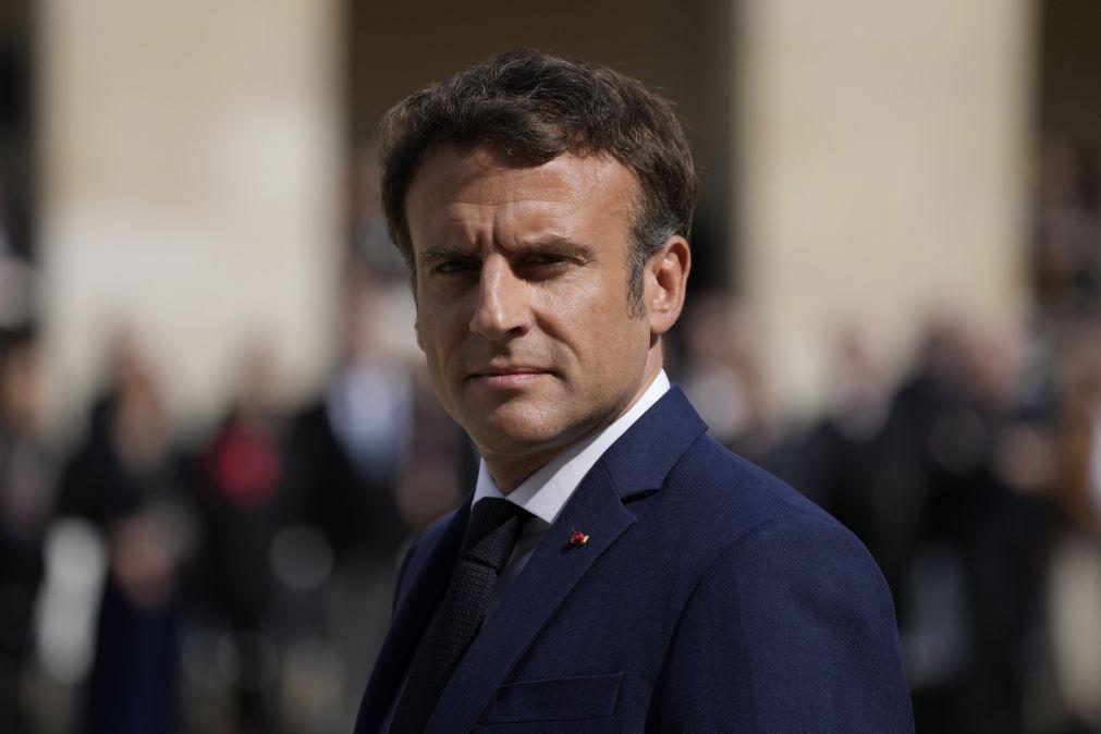 Emmanuel Macron procura primeiro-ministro de cariz 