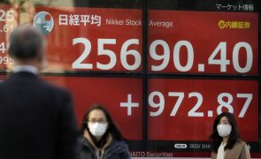 Bolsa de Tóquio fecha a subir 1,75%