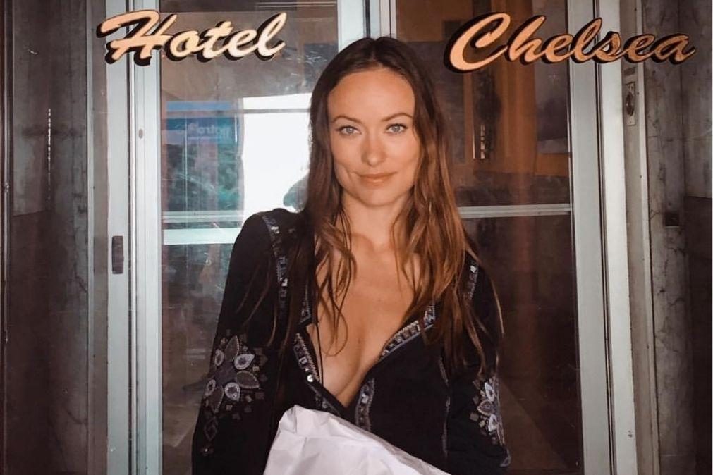 Olivia Wilde é intimada em palco pelo ex-noivo com papéis da custódia dos filhos