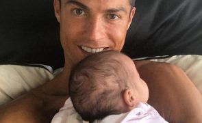 Cristiano Ronaldo. A bebé que o craque segura ao colo não é a filha recém-nascida
