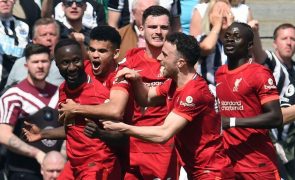 Liverpool vence Newcastle e sobe à condição à liderança da Liga inglesa