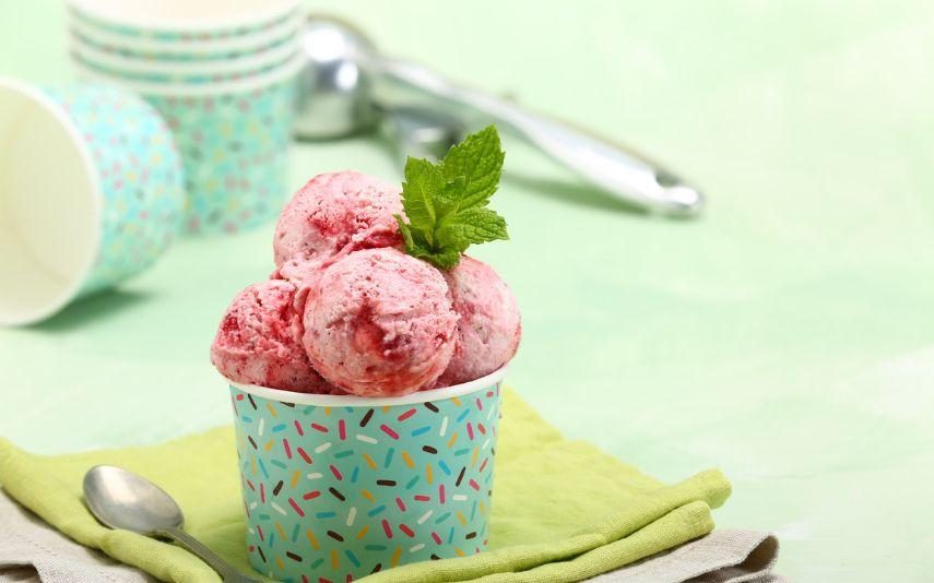 A receita de gelado de framboesa ideal para uma tarde de calor