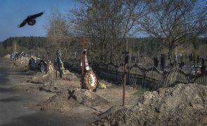 Ucrânia: Descobertos num poço em Bucha três corpos de civis torturados e executados