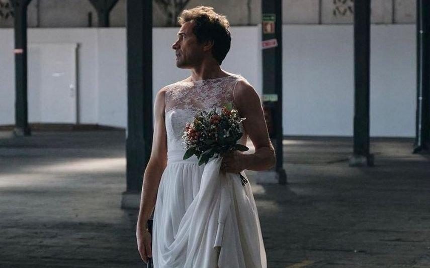 David Fonseca aparece vestido de noiva e gera polémica