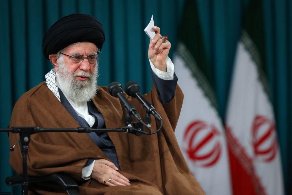 Líder supremo do Irão concede indultos a reclusos pelo fim do Ramadão