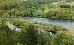 Homem morreu e filho menor está desaparecido no rio Minho em frente a Melgaço
