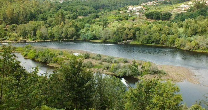 Homem morreu e filho menor está desaparecido no rio Minho em frente a Melgaço