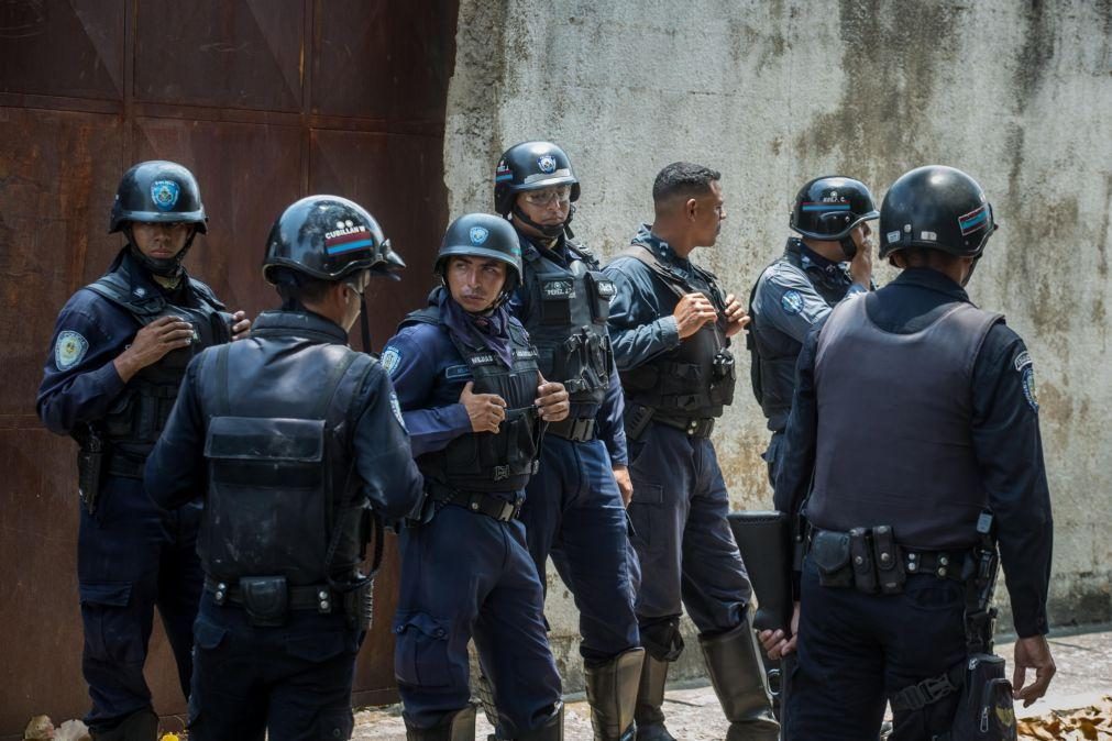 Três polícias feridos em motim em centro de detenção na Venezuela
