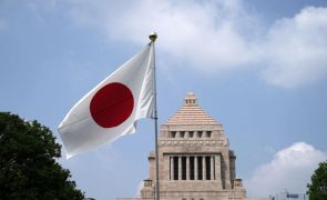 Japoneses continuam divididos sobre a reforma constitucional - sondagem