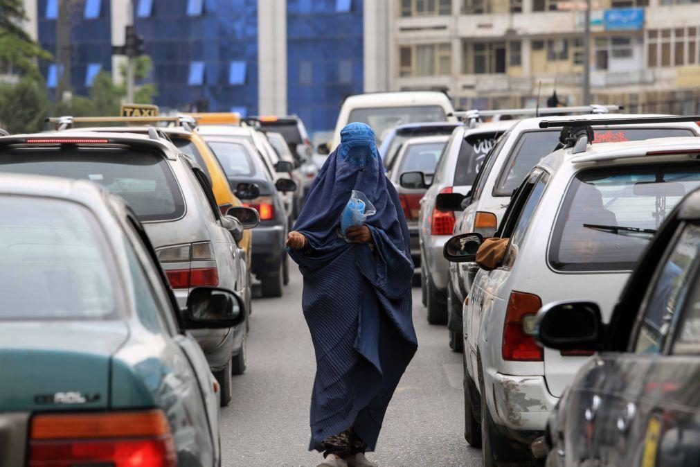 Talibãs proíbem cartas de condução para mulheres no Afeganistão