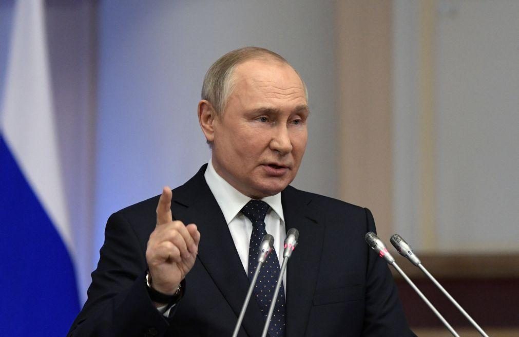 Putin pede ao Ocidente para deixar de dar armas à Ucrânia