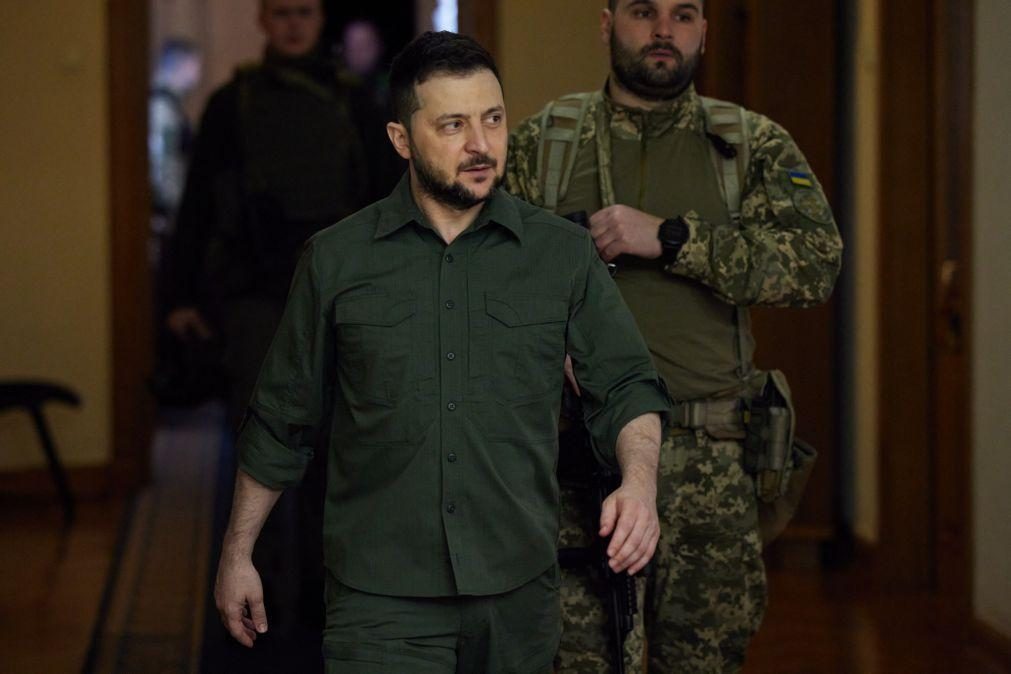 Ucrânia: Zelensky quer retirar todas as pessoas em Mariupol, apesar de ataques russos