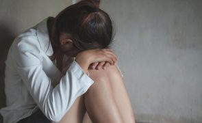 Homem abusa sexualmente da filha e do namorado